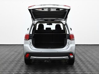 2018 Mitsubishi Outlander III Рестайлинг 2, серебристый, 1815000 рублей, вид 5
