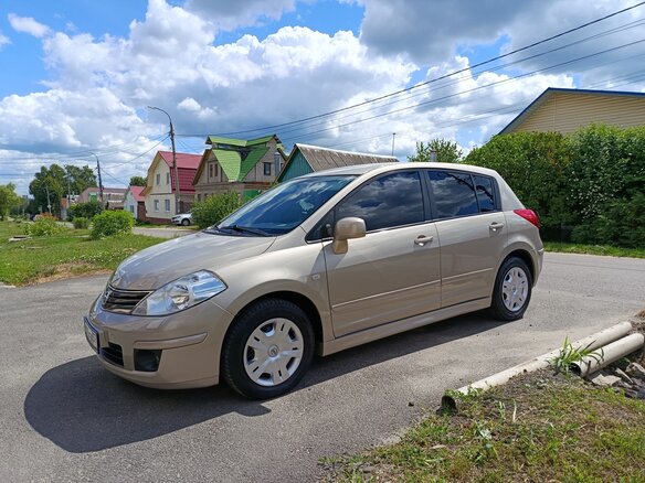 2010 Nissan Tiida I, коричневый - вид 1