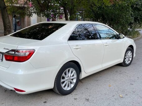 2017 Toyota Camry VII (XV50) Рестайлинг 2, белый, 1900000 рублей, вид 4