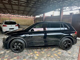2021 Volkswagen Tiguan II Рестайлинг, чёрный, 4295000 рублей, вид 5