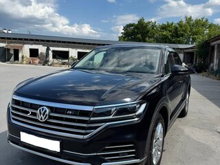 2018 Volkswagen Touareg III, чёрный, 4850000 рублей, вид 2