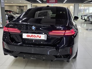 2025 BMW 5 серии 530i xDrive VIII (G60/G61/G68), чёрный, 7190999 рублей, вид 5