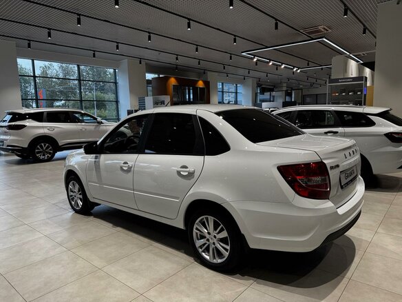 2025 Lada (ВАЗ) Granta I Рестайлинг, белый, 1094000 рублей - вид 5