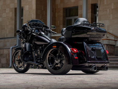 2021 Harley-Davidson CVO Tri Glide, пурпурный, 7777777 рублей, вид 3