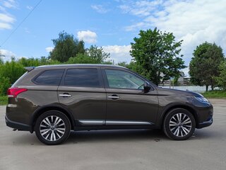 2019 Mitsubishi Outlander III Рестайлинг 3, коричневый, 1950000 рублей, вид 4