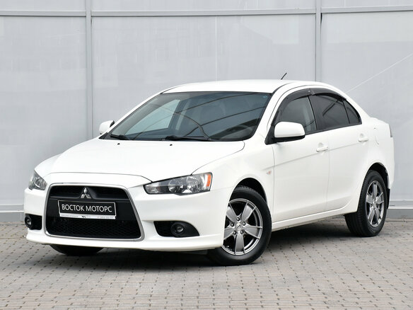 2011 Mitsubishi Lancer X Рестайлинг, белый - вид 1