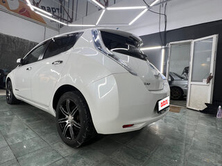 2013 Nissan Leaf (EM57) I (ZE0/AZE0), белый, 1400000 рублей, вид 5