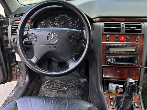 2001 Mercedes-Benz E-Класс 240 II (W210, S210) Рестайлинг, чёрный, 450000 рублей - вид 10
