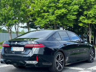 2026 BMW 5 серии 530i xDrive VIII (G60/G61/G68), чёрный, 7250000 рублей, вид 4