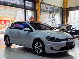 2020 Volkswagen e-Golf VII Рестайлинг, белый, 1320000 рублей, вид 3