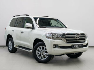 2017 Toyota Land Cruiser 200 Series Рестайлинг 2, белый, 8300000 рублей, вид 3