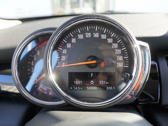 2021 Mini Hatch Cooper III (F55/F56) Рестайлинг 2, белый, 2580000 рублей - вид 18