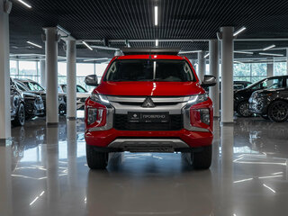 2020 Mitsubishi L200 V Рестайлинг, красный, 3490000 рублей, вид 3