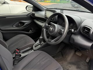 2021 Toyota Yaris IV, синий, 1110000 рублей, вид 5