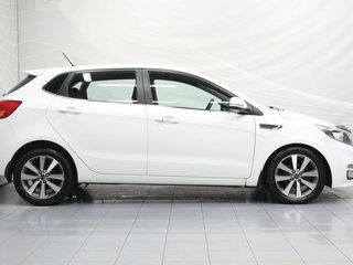 2016 Kia Rio III Рестайлинг, белый, 879000 рублей, вид 3