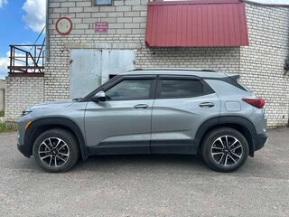 2024 Chevrolet TrailBlazer III Рестайлинг, серый, 1890000 рублей, вид 3