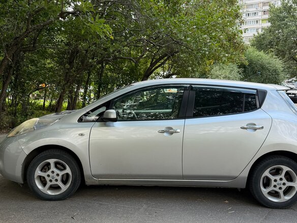 2011 Nissan Leaf (EM61) I (ZE0/AZE0), серый - вид 5