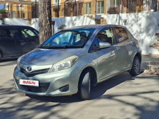 2013 Toyota Vitz III (XP130), серый, 668700 рублей, вид 3