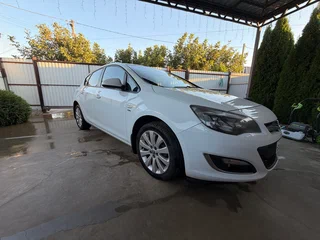 2013 Opel Astra J Рестайлинг, белый, 880000 рублей, вид 2