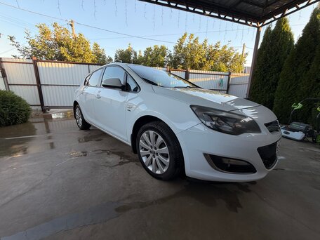 2013 Opel Astra J Рестайлинг, белый, 880000 рублей, вид 2