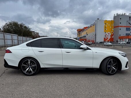 2024 BMW 5 серии 530i xDrive VIII (G60/G61/G68), белый, 7600000 рублей, вид 5