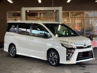 2021 Toyota Voxy III (R80) Рестайлинг, белый, 1873000 рублей, вид 1
