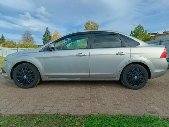 2010 Ford Focus II Рестайлинг, серебристый, 365000 рублей - вид 1
