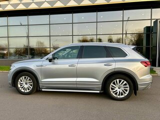 2021 Volkswagen Touareg III, серый, 5805000 рублей, вид 2