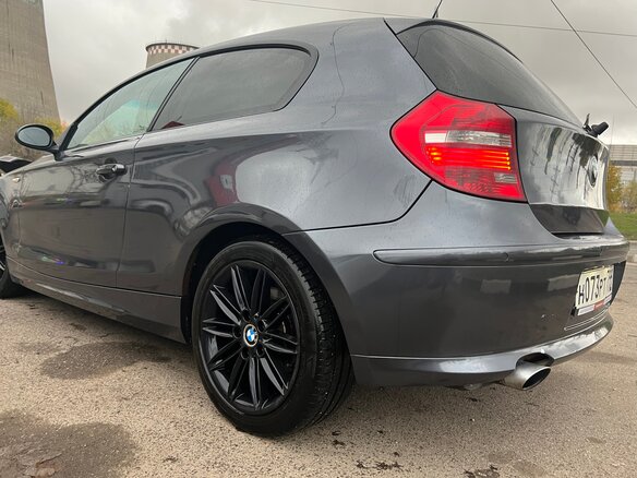 2008 BMW 1 серии 120i I (E81/E82/E87/E88) Рестайлинг, серый - вид 3