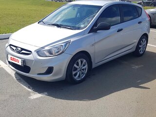 2014 Hyundai Solaris I Рестайлинг, серебристый, 930000 рублей, вид 1