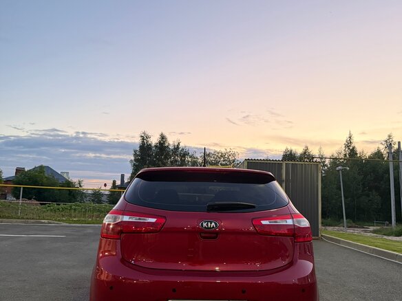2013 Kia Rio 4-speed III, красный, 850000 рублей - вид 4