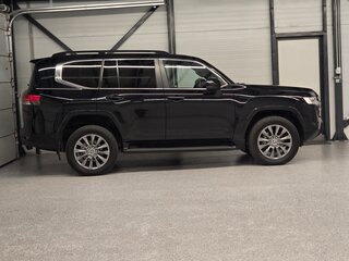 2022 Toyota Land Cruiser 300 Series, чёрный, 9990000 рублей, вид 4
