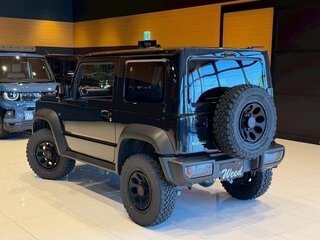 2023 Suzuki Jimny Sierra IV, чёрный, 1980008 рублей, вид 4