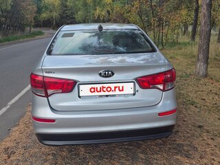 2017 Kia Rio III Рестайлинг, серебристый, 1150000 рублей, вид 3