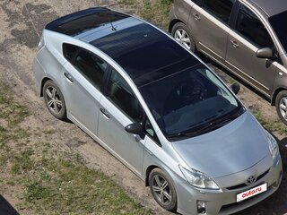 2009 Toyota Prius III (XW30), серебристый, 850000 рублей, вид 1