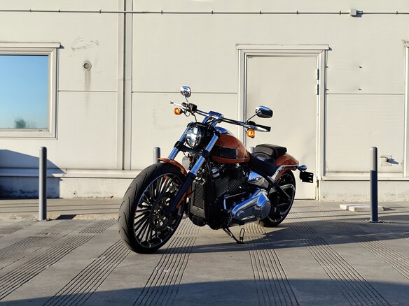 2023 Harley-Davidson Breakout, оранжевый, 1990000 рублей - вид 3