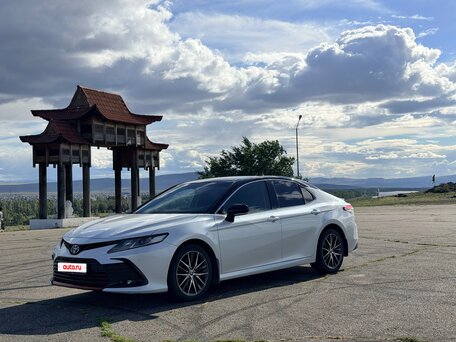 2021 Toyota Camry VIII (XV70) Рестайлинг, белый, 2900000 рублей, вид 1