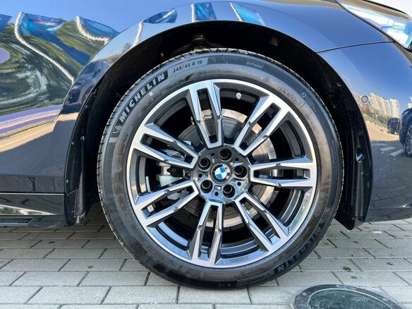 2024 BMW 5 серии 525i VIII (G60/G61/G68), чёрный, 6590000 рублей - вид 7
