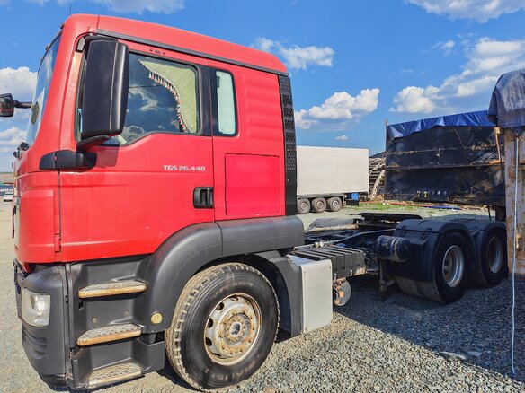2011 MAN TGS, красный, 2500000 рублей - вид 2