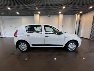 2013 Renault Sandero I, белый, 570000 рублей, вид 2