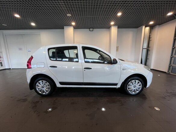 2013 Renault Sandero I, белый, 434000 рублей - вид 1