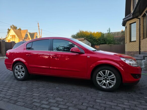 2009 Opel Astra H Рестайлинг, красный, 499000 рублей - вид 4