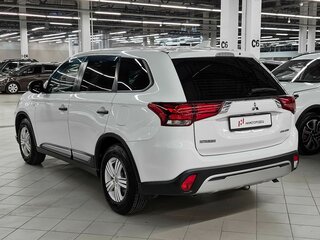 2019 Mitsubishi Outlander III Рестайлинг 3, белый, 1799000 рублей, вид 4