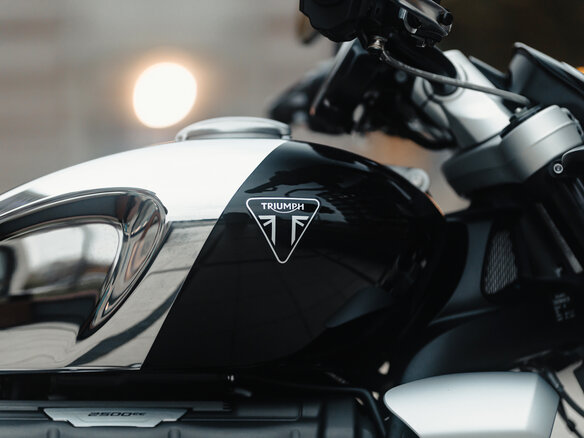 2023 Triumph Rocket 3, серебристый, 2490000 рублей - вид 6