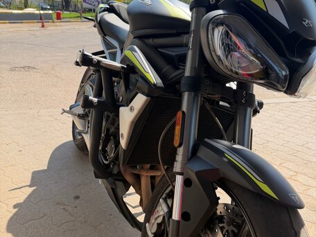 2021 Triumph Street Triple, чёрный, 899000 рублей, вид 2