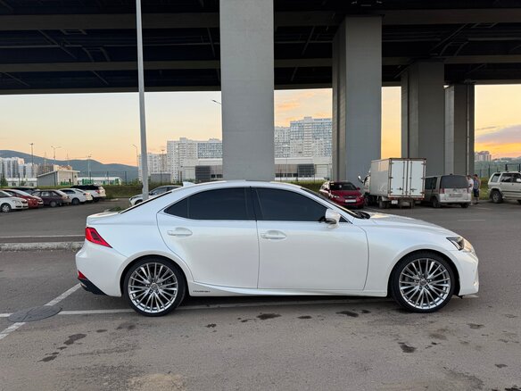 2018 Lexus IS 300h III Рестайлинг, белый, 2490000 рублей - вид 4