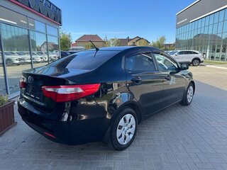 2013 Kia Rio 4-speed III, чёрный, 899900 рублей, вид 3