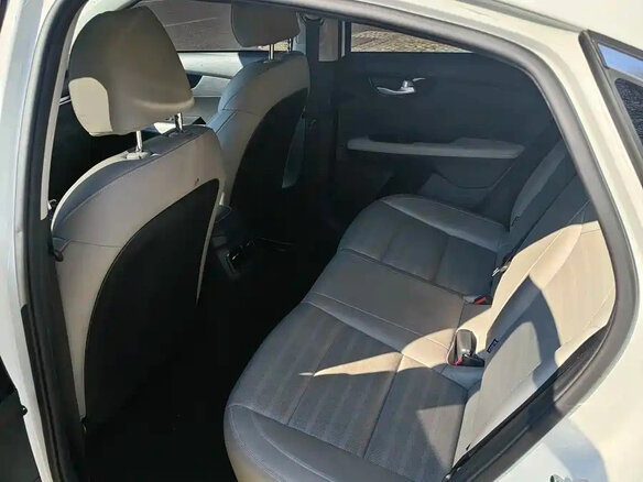 2023 Kia K3 II (China Market) Рестайлинг, белый - вид 8