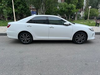 2018 Toyota Camry VII (XV50) Рестайлинг 2, белый, 2050000 рублей, вид 4