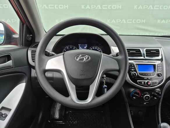 2013 Hyundai Solaris I, красный, 685000 рублей - вид 4